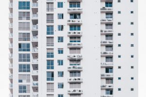 Nowoczesne osłony balkonowe to idealne odgrodzenie się od wścibskich sąsiadów